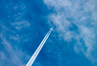 Aviation, les industriels renforcent la sécurité. Un avion et la ligne blanche de son passage sur le bleu du ciel.