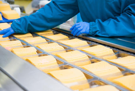 opérateur façonnant du fromage